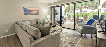 New! 3 min to beach and pool, 1st floor master, pet-friendly w/outdoor shower.
