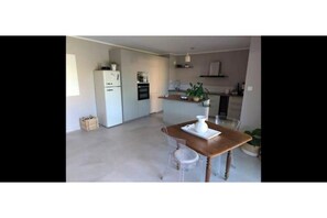 Dining - Apartment with terrace and garden in the heart of Le Beausset - near Le Castellet (Le Beausset)