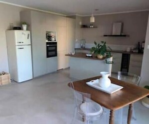 Dining - Apartment with terrace and garden in the heart of Le Beausset - near Le Castellet (Le Beausset)