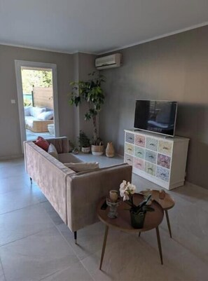 Living area - Apartment with terrace and garden in the heart of Le Beausset - near Le Castellet (Le Beausset)