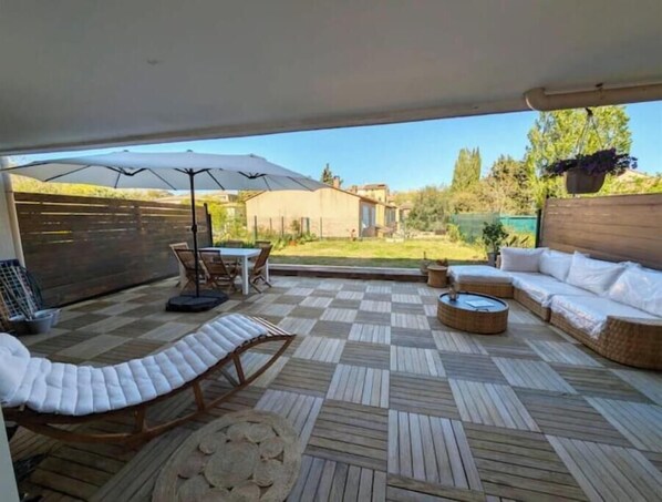 Outdoor dining - Apartment with terrace and garden in the heart of Le Beausset - near Le Castellet (Le Beausset)