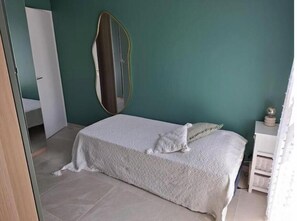 Iron/ironing board, WiFi, bed sheets - Apartment with terrace and garden in the heart of Le Beausset - near Le Castellet (Le Beausset)