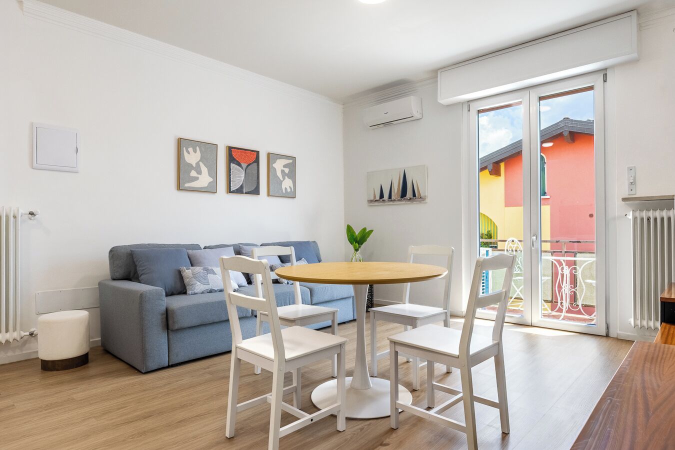 Appartamento, 2 camere da letto, balcone | Area soggiorno | TV 30 pollici con canali satellitari