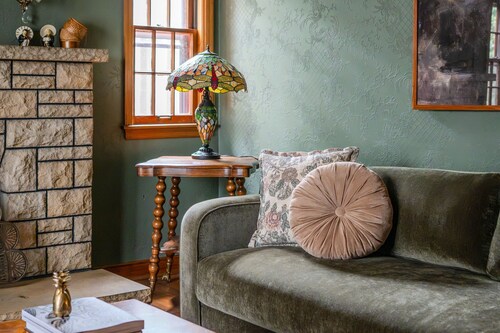 Walnut Row, Walk to Valley Junction,  Sleeps 10+