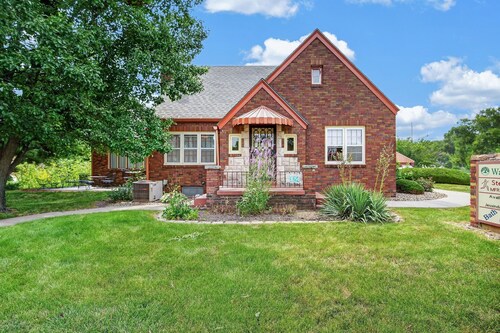 Walnut Row, Walk to Valley Junction, Sleeps 10+
