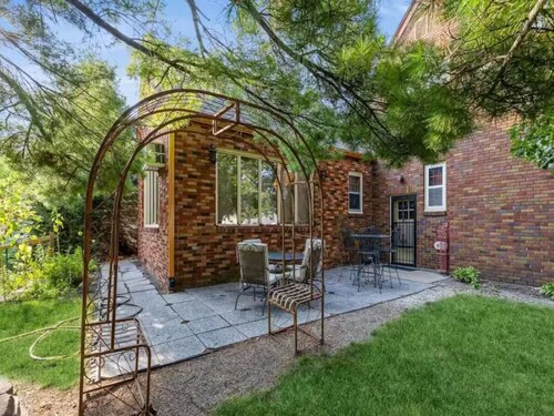 Walnut Row, Walk to Valley Junction,  Sleeps 10+