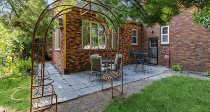 Walnut Row, Walk to Valley Junction, Sleeps 10+