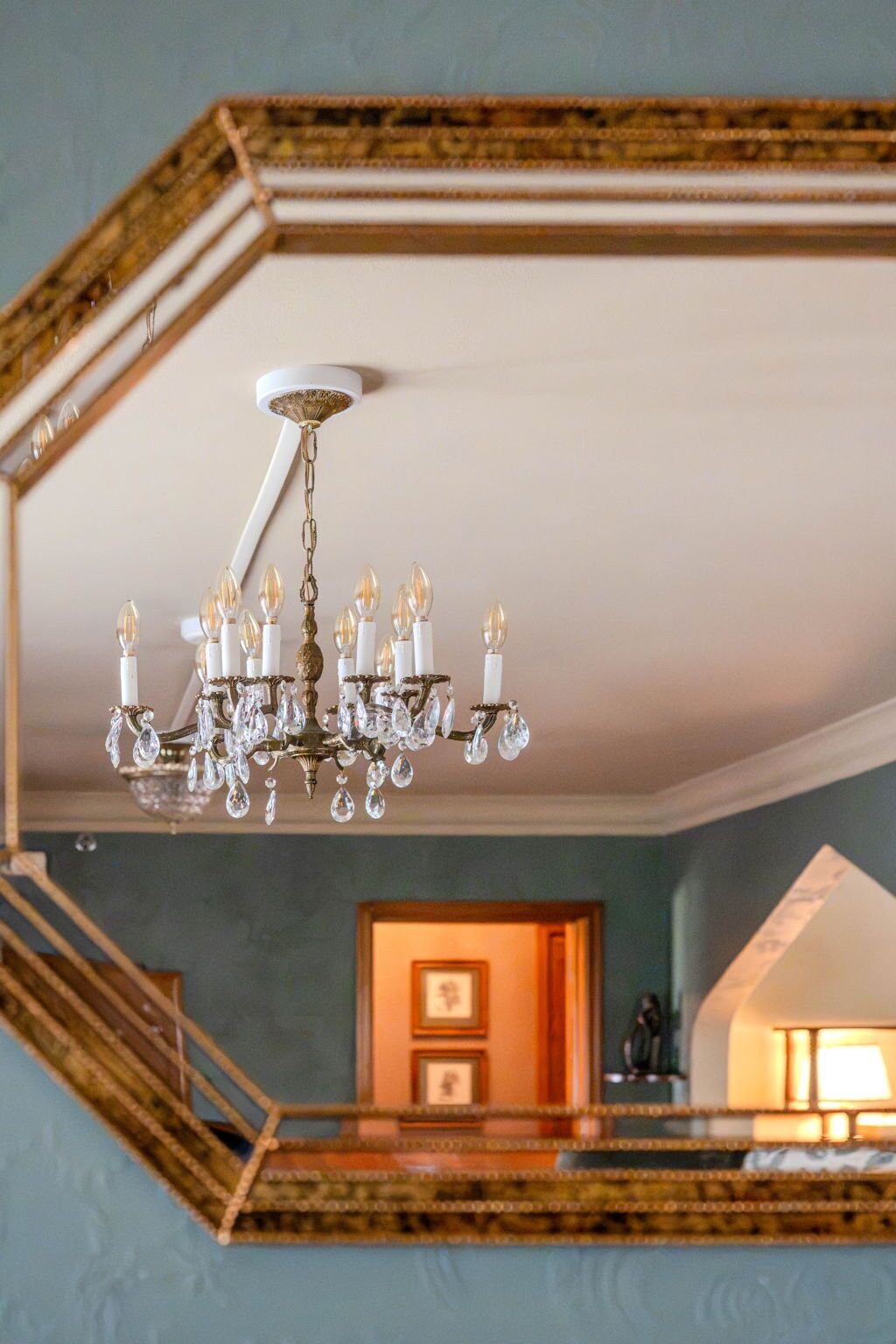 Un lustre doté de plusieurs points lumineux et orné de décorations en cristal.