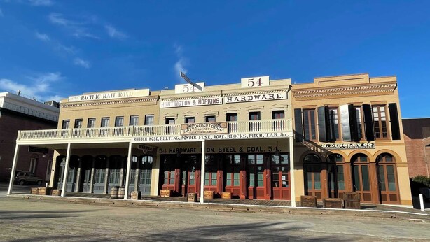 Il s'agit d'un bâtiment historique doté de nombreuses devantures de magasins, notamment une quincaillerie et une entreprise appelée « Huntington & Hopkins ».
