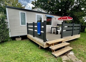 Outdoor dining - Vrbo Property (Bonzée)