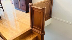 A wooden staircase with a handrail and a landing. - Les Ancestrales - Maison Turcot Art Déco (Saint-Hyacinthe)