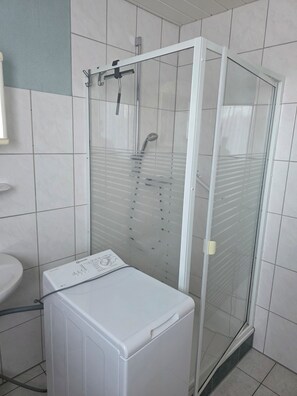 Shower, hair dryer, towels, toilet paper - Vacation apartment in Emsland (Papenburg)