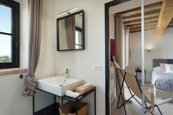 In-room safe, iron/ironing board, travel cot, free WiFi - Poggio alla Famina | Luxury Tuscan Villa, Heated Infinity Pool, Sleeps 14 (Toscana)
