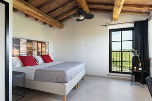 Caja de seguridad en la habitación y tabla de planchar con plancha