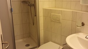 Kylpyhuone, jossa on suihku, wc ja pesuallas.