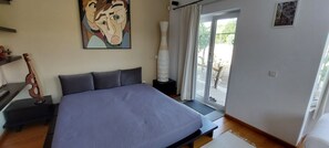 Room - Cork oak retreat 5 minutes from Santarém swimming pools and CNEMAl (Romeira)