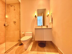 Dusche, Haartrockner, Handtücher, Seife