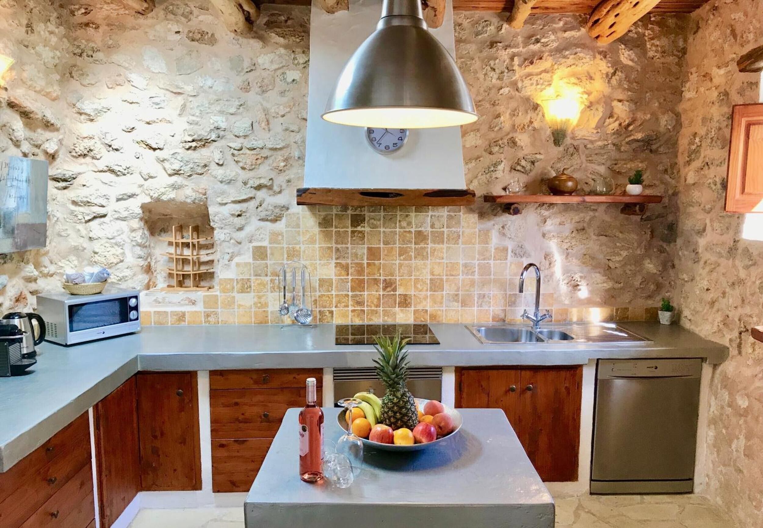 Frigorífico, microondas, horno y placa de cocina