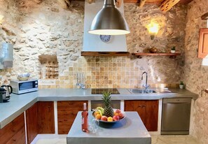 Private kitchen - Villa 'Sa Paissa De Can Sergent' with Mountain Views, Wi-Fi, and Air Conditioning (Cala Vedella)