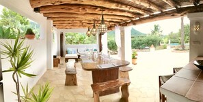 Outdoor dining - Villa 'Sa Paissa De Can Sergent' with Mountain Views, Wi-Fi, and Air Conditioning (Cala Vedella)