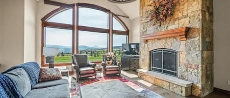 Televisión, chimenea, tenis de mesa y libros