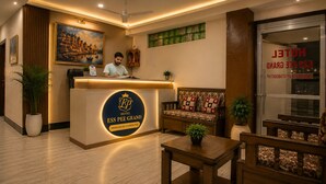 Un comptoir d’accueil d’hôtel avec une pancarte indiquant qu’il est géré par Otaboostup.