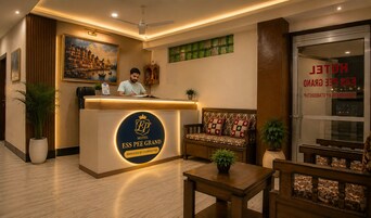 Una mesa de recepción de hotel con un letrero que indica que está administrado por Otaboostup.