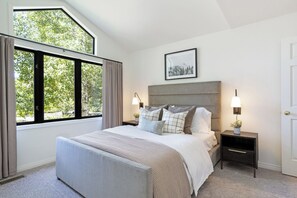 6 bedrooms, desk, iron/ironing board, travel cot