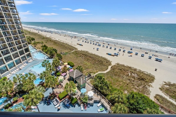 Ein Resort mit Poolbereich, Zugang zum Strand und Blick auf den Ozean.