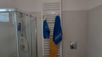 Dusche, Haartrockner, Bidet, Handtücher