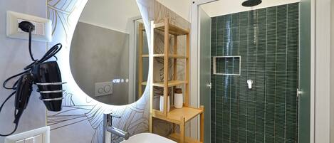 Shower, hair dryer, bidet, towels