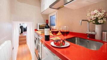 Deluxe Apartment | Private kitchen | Toaster