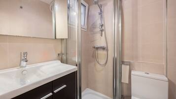 Deluxe Apartment | Bathroom