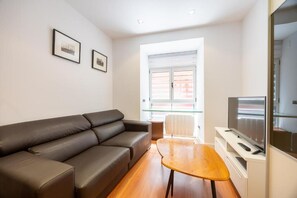 Appartement Deluxe | Coin séjour | Télévision à écran plat de 32 pouces avec chaînes par câble
