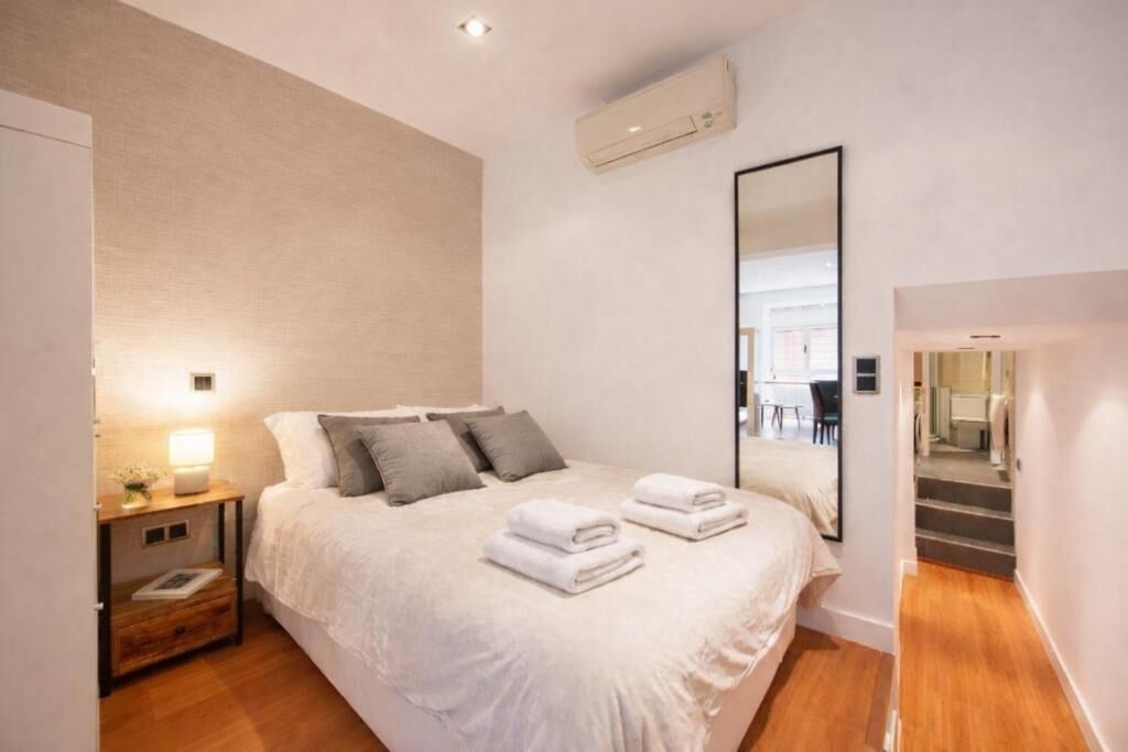 Deluxe Apartment | Iron/ironing board, free WiFi