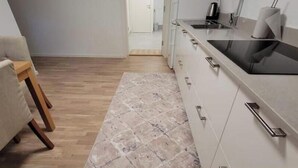 Una cocina moderna con una mesa de comedor, sillas y una isla de cocina.