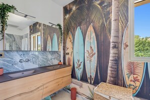 Hair dryer, towels, soap, toilet paper - Vrbo Property (La Croix-Valmer)
