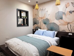 Ein modernes Schlafzimmer mit Bett, Nachttisch, einer wandmontierten Ablage mit Pflanzen und einer dekorativen Wandmalerei.