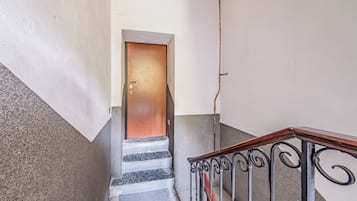 Apartamento, balcón, vistas al patio | Interior