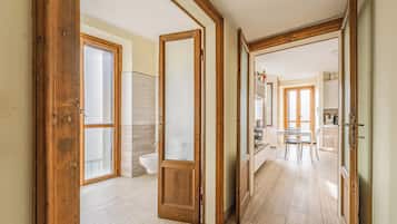 Apartment, Balkon, Blick auf den Innenhof | Innenbereich