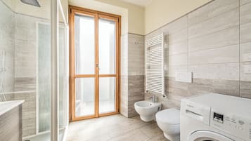 Appartement, balkon, uitzicht op binnenplaats | Badkamer