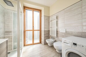 Apartamento, balcón, vistas al patio | Baño