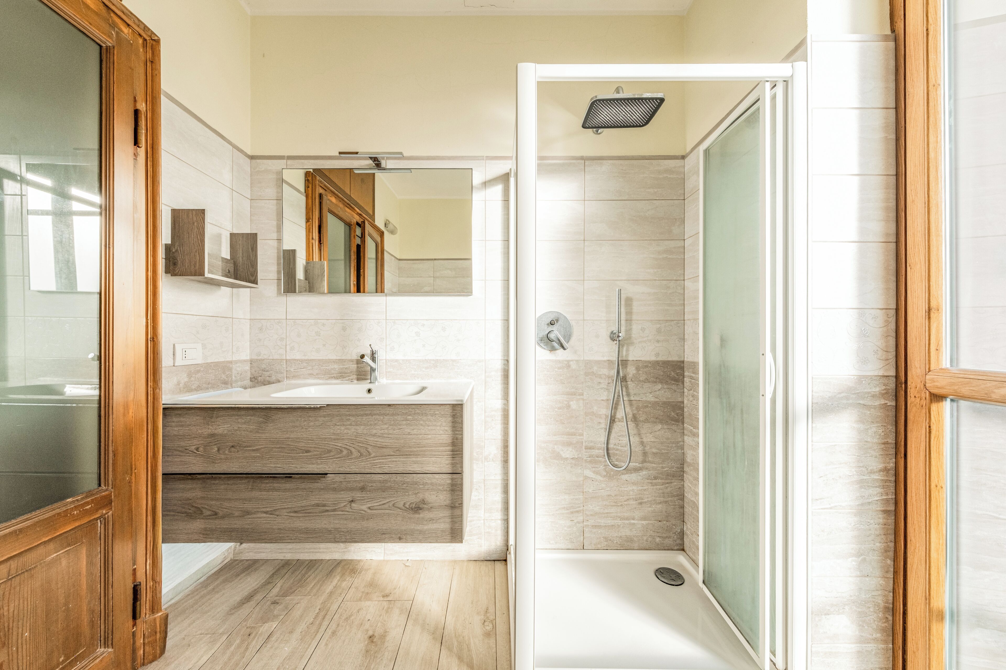 Apartment, Balkon, Blick auf den Innenhof | Badezimmer