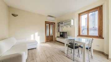 Appartement, balkon, uitzicht op binnenplaats | Woonruimte