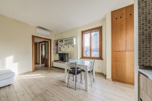 A kitchen with a dining table, chairs, and a built-in oven. - EasyComo - Casa Vacanze MM (Como)