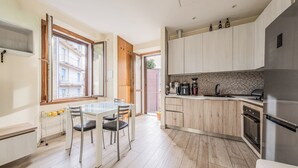 Condo, ban công, quang cảnh sân vườn | Bếp riêng