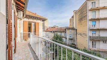 Apartment, Balkon, Blick auf den Innenhof | Unterkunftsgelände
