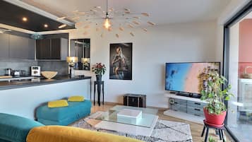 Comfort-lejlighed - balkon - strandudsigt | Opholdsområde | 110-centimeters smart-tv med digitale kanaler