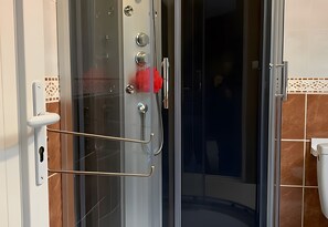 Een douche, een haardroger, handdoeken