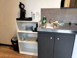 Fridge, stovetop, coffee/tea maker, electric kettle - Bed and Breakfast 'La Gironde - Chambre Naturiste' with Shared Pool, Wi-Fi and Air Conditioning (Blanzaguet-Saint-Cybard)